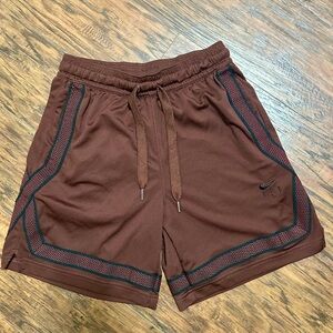 Nike women’s XS FLY rustic Brown w black  Athletic basketball shorts